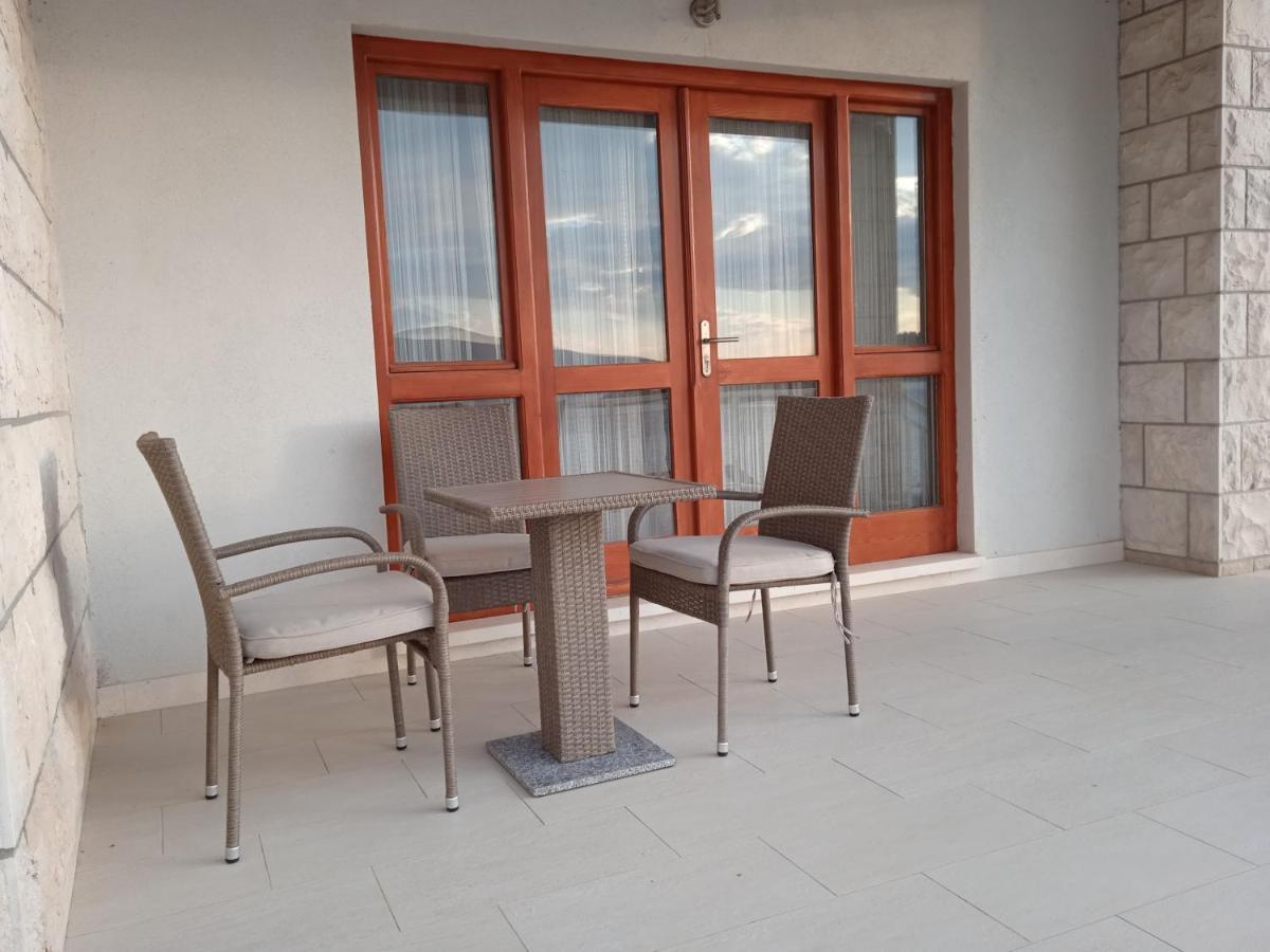 Apartments Aferdita Račišće Bagian luar foto